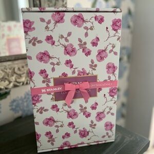 LoveShackFancy x Stanley Collaboration Ribbon Rosa 40 ounce Quencher NIB 🤍